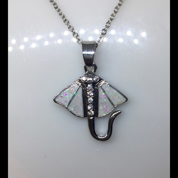 S925 ABALONE SHELL W/Crystals Eyes On A Stingray Pendant W/ A S925 Necklace - Picture 1 of 6